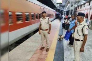 दीपावली से पहले रेलवे का अलर्ट, स्टेशन या ट्रेन में पटाखे लेकर पहुंचे तो होगी सख्त कार्रवाई