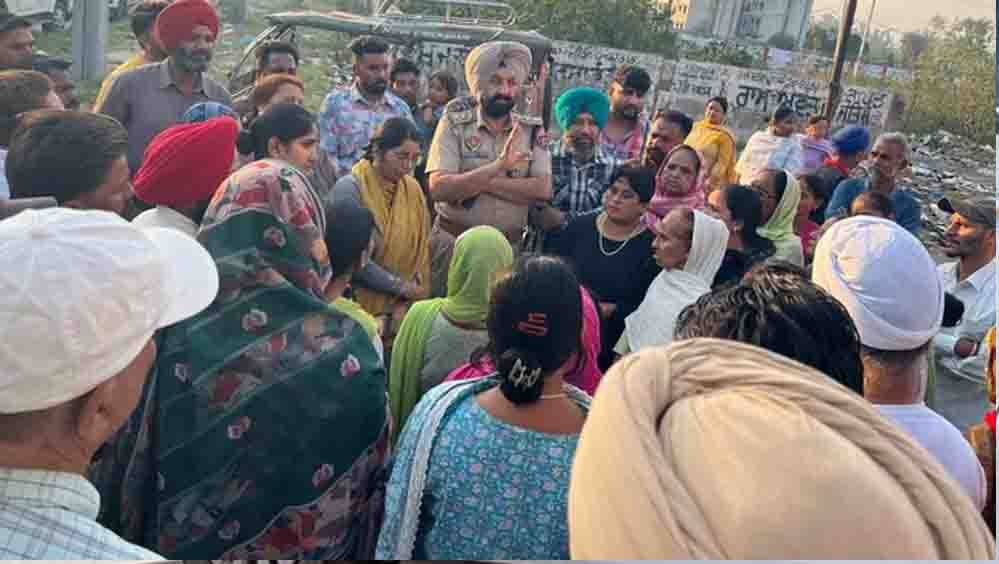 पंजाब के मकबूलपुरा पहुंचीं SDM, नशे के खिलाफ जंग में लोगों से मांगा सहयोग