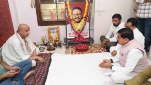 मुख्यमंत्री डॉ. यादव ने स्व. दिव्यऋषि तिवारी के निवास पहुंचकर परिजन को दी सांत्वना