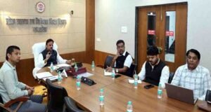 समयबद्ध एवं गुणवत्तापूर्ण स्वास्थ्य सेवाओं से ग्रामीणों का विश्वास जीतें चिकित्सक, मैदानी अमले से सतत बनाए रखें संवाद : उप मुख्यमंत्री शुक्ल