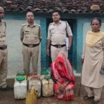 आबकारी ने कल्दा में भारी मात्रा में कच्ची शराब और महुआ लाहन पकड़ा