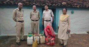 आबकारी ने कल्दा में भारी मात्रा में कच्ची शराब और महुआ लाहन पकड़ा