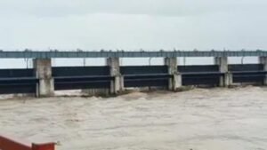 नेपाल में भूस्खलन के बाद नदियों में बढ़ा जलस्तर, वाल्मीकिनगर गंडक बराज पर फिलहाल खतरा नहीं