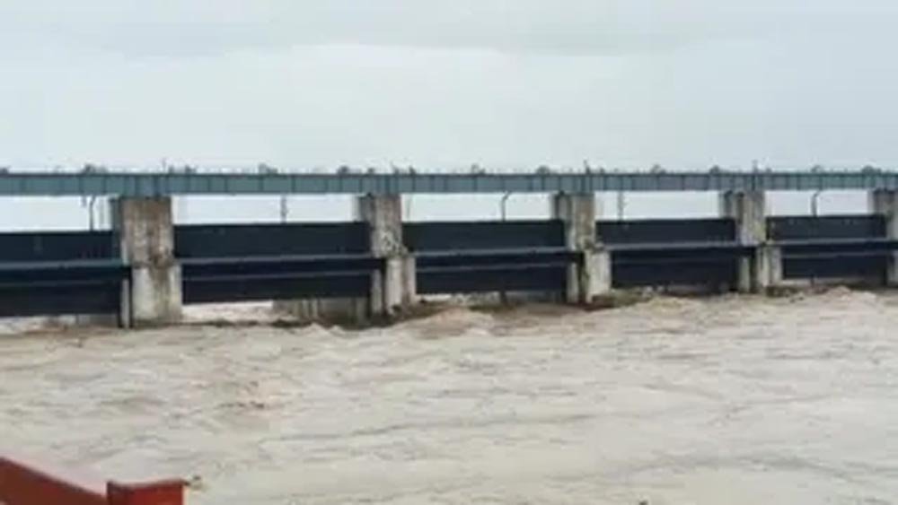 नेपाल में भूस्खलन के बाद नदियों में बढ़ा जलस्तर, वाल्मीकिनगर गंडक बराज पर फिलहाल खतरा नहीं