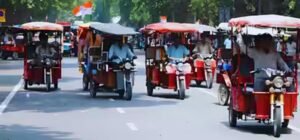 दिल्ली में ई-रिक्शा चालकों के लिए नए नियम प्रस्तावित, बुजुर्गों की मदद और फर्स्ट एड बॉक्स रखना होगा जरूरी
