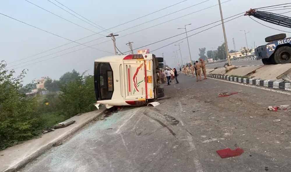 नवांशहर में दर्दनाक हादसा: फ्लाईओवर से गिरी बस, LPU के 2 छात्रों समेत 3 की मौत