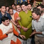 मुख्यमंत्री डॉ. यादव ने बरेला में सड़क किनारे लगी दुकान पर पी चाय