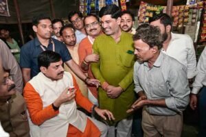मुख्यमंत्री डॉ. यादव ने बरेला में सड़क किनारे लगी दुकान पर पी चाय