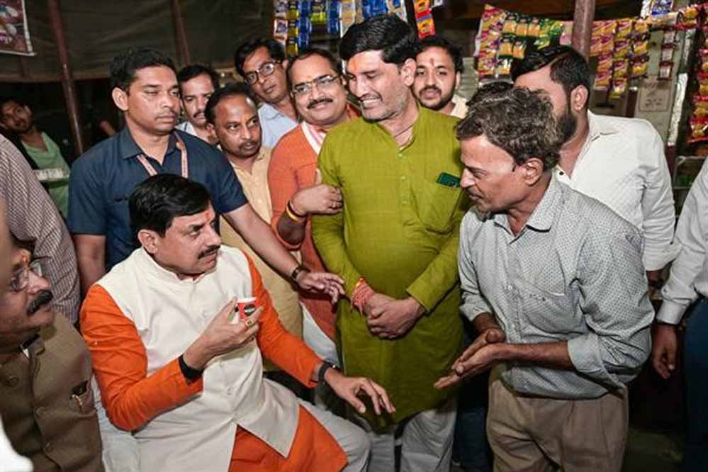 मुख्यमंत्री डॉ. यादव ने बरेला में सड़क किनारे लगी दुकान पर पी चाय