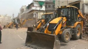 वाराणसी में सड़क चौड़ीकरण के लिए बड़ा बुलडोजर एक्शन, मुस्लिम बहुल इलाके में 10 भवन ध्वस्त