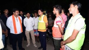कवर्धा-बेमेतरा मार्ग पर पशुओं को देख उप मुख्यमंत्री विजय शर्मा ने अधिकारियों को लगाई फटकार