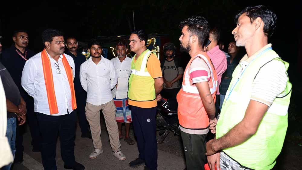 कवर्धा-बेमेतरा मार्ग पर पशुओं को देख उप मुख्यमंत्री विजय शर्मा ने अधिकारियों को लगाई फटकार