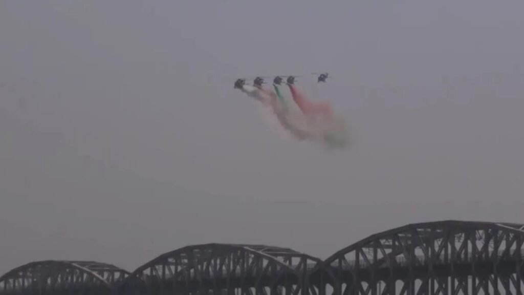 वाराणसी एयर शो में विमानों की गर्जना से गूंजा गंगा तट, करतब देखने छतों पर उमड़ी भीड़
