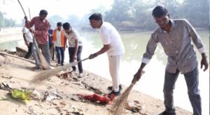 रामपुर आश्रम में जनभागीदारी से चला सेवा संकल्प के साथ स्वच्छता  अभियान
