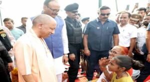 योगी सरकार के निर्देश पर लखनऊ के बाढ़ प्रभावित क्षेत्रों में राहत कार्य युद्धस्तर पर जारी