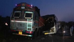 रायपुर-बिलासपुर हाईवे पर भीषण हादसा, खड़े ट्रक से टकराई बस; 5 की मौत, 14 घायल 2. छत्तीसगढ़ में दर्दनाक सड़क हादसा: ट्रक से भिड़ी बस, पांच लोगों की मौत, 14 घायल 3. रायपुर-बिलासपुर मार्ग पर मौत का मंजर, बस-ट्रक की टक्कर में 5 की जान गई, 14 घायल