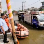 बाढ़ प्रभावितों को राहत पहुंचाने के लिए युद्ध स्तर पर कार्य कर रही योगी सरकार, नगर विकास मंत्री ने फैजुल्लागंज-दाउदनगर में किया निरीक्षण