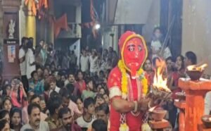 खप्पर यात्रा में आधी रात तलवार लेकर निकलीं देवी, डिप्टी CM विजय शर्मा ने किए दर्शन