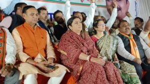 छत्तीसगढ़ पहुंचीं स्मृति ईरानी, पहली बार आगमन पर पोस्टर-बैनर की जगह दिखे BJP के झंडे