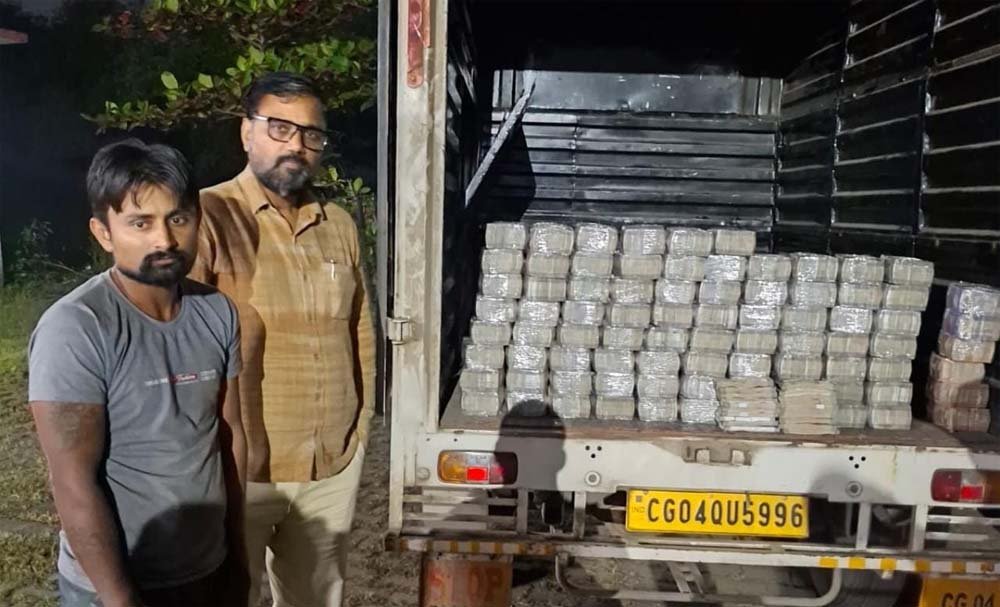 दुर्ग में पिकअप से मिले ₹4 करोड़ कैश, चेकिंग के दौरान सीक्रेट चेंबर से बरामद हुई रकम
