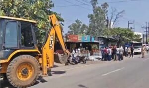 रायपुर में ढाबा तोड़ने पहुंची प्रशासन की टीम, संचालक ने खुद पर पेट्रोल डालकर मचाया हंगामा