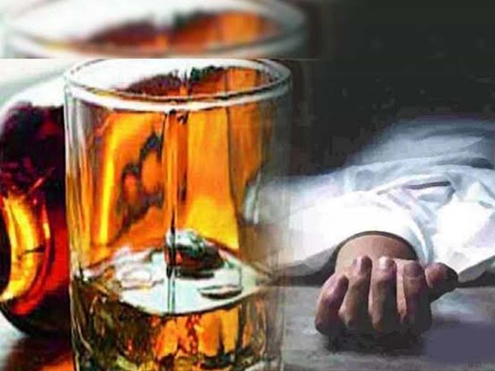 BSP पार्षद समेत 4 दोस्तों की शराब पीने से बिगड़ी तबीयत, इलाज के दौरान 2 की मौत