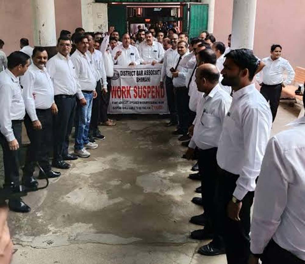 Gurugram News: जिला अदालत में वकीलों की हड़ताल, हमलावरों की गिरफ्तारी की मांग पर अड़े