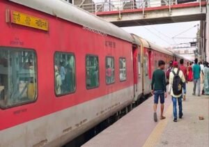 त्योहारों पर यात्रियों को राहत! मंडोर एक्सप्रेस में बढ़ेंगे AC कोच, साबरमती-दिल्ली के बीच चलेगी स्पेशल ट्रेन