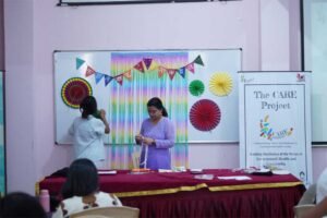 ‘कहानीकार’ कार्यशाला के दूसरे दिन कहानी, कला और किताबों से जुड़ी रचनात्मक गतिविधियों में शामिल हुए शिक्षक
