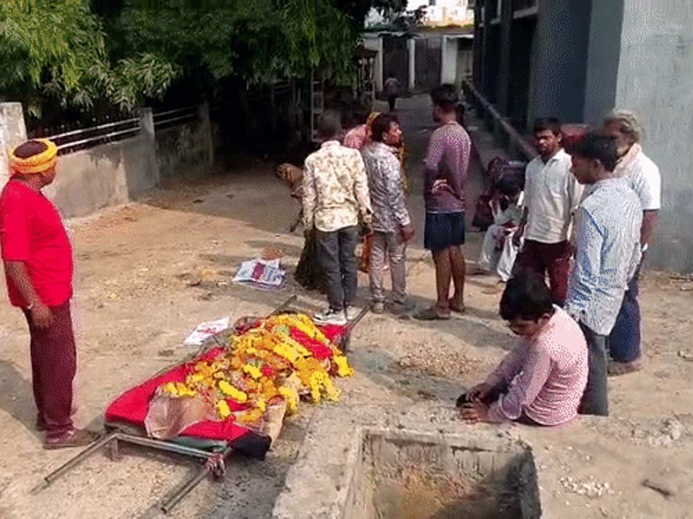 गुना में शव घर ले जाने से रोका, अस्पताल के बाहर सजानी पड़ी अर्थी