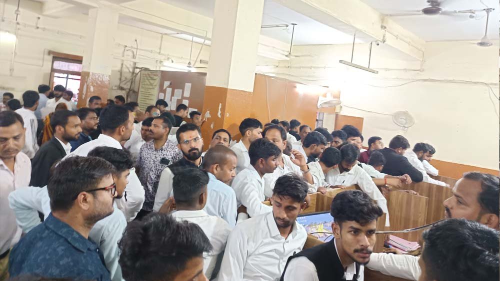 इंदौर में शुभ मुहूर्त पर रजिस्ट्री कराने उमड़ी भीड़, सर्वर की सुस्ती से परेशानी