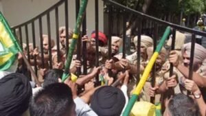 पटियाला में पुलिस-किसानों के बीच झड़प, मिनी सचिवालय के सभी गेटों पर जड़े ताले
