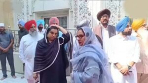 गुरुद्वारा बंगला साहिब में जूते पहनकर घुसने का मामला, AAP नेताओं ने सौंपा ज्ञापन