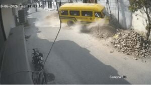 लुधियाना में बड़ा हादसा, बिजली के खंभे से टकराई बेकाबू स्कूल बस; कई बच्चे घायल