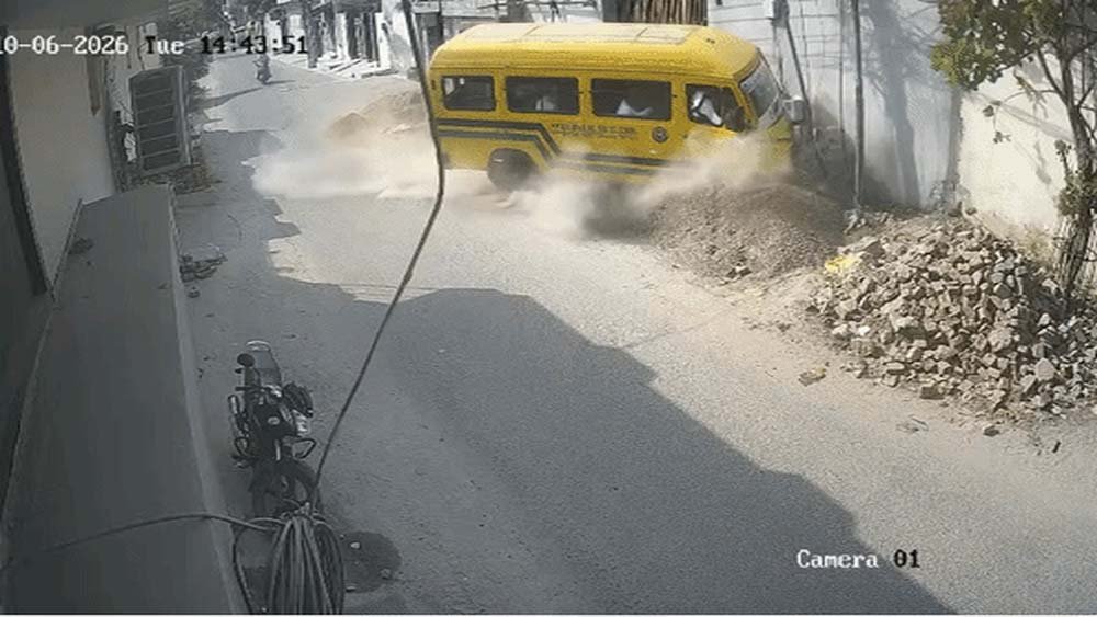 लुधियाना में बड़ा हादसा, बिजली के खंभे से टकराई बेकाबू स्कूल बस; कई बच्चे घायल