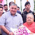 विधानसभा अध्यक्ष डॉ. रमन सिंह को जन्मदिन की बधाई देने पहुंचे पर्यटन मंत्री  राजेश अग्रवाल
