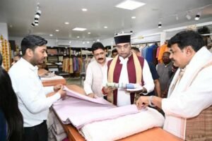 गांधी जयंती पर मंत्री  विश्वास सारंग ने खरीदे खादी के वस्त्र; स्वदेशी अपनाने का दिया संदेश