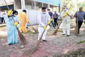 स्वच्छता को अपनी आदत बनाएं, स्वच्छ एवं स्वस्थ भारत के निर्माण में दें योगदान : उप मुख्यमंत्री  शुक्ल