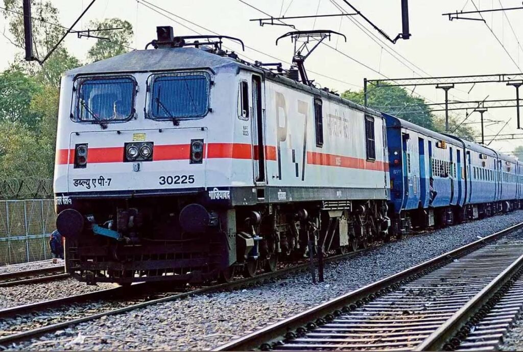खंडवा-तुकईथड़ रेल ट्रैक पर ढाई साल बाद दौड़ेगी ट्रायल ट्रेन, यात्री सेवा पर संशय