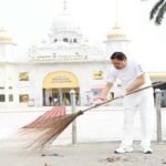 सीएम धामी ने श्री नानकमत्ता साहिब गुरुद्वारे में टेका मत्था, श्रमदान कर दिया स्वच्छता का संदेश