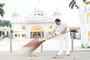 सीएम धामी ने श्री नानकमत्ता साहिब गुरुद्वारे में टेका मत्था, श्रमदान कर दिया स्वच्छता का संदेश