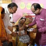“बच्चों के अंदर अपना बचपना ढूंढता हूं…” जमीन पर बैठकर बच्चों संग खेले श्री अरुण साव