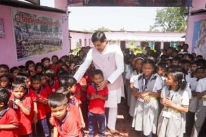मुख्यमंत्री डॉ. यादव काफिला रुकवाकर पहुंचे स्कूल, बच्चों से किया आत्मीय संवाद