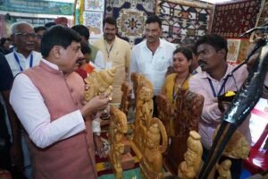 एमए पास दुर्गा सिंह ने हुनर को बनाया अपनी ताकत, लकड़ी की कलाकारी से संवार रहीं भविष्य