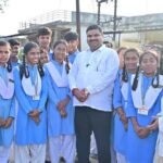 शिक्षा मंत्री  गजेन्द्र यादव स्कूल से घर लौट रहे स्कूली बच्चों के बीच पहुंचकर सहज संवाद में जानी पढ़ाई और स्कूल की जरूरतें