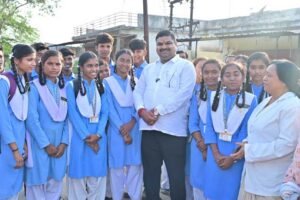 शिक्षा मंत्री  गजेन्द्र यादव स्कूल से घर लौट रहे स्कूली बच्चों के बीच पहुंचकर सहज संवाद में जानी पढ़ाई और स्कूल की जरूरतें
