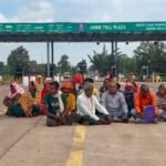 टोल वसूली के खिलाफ 12 पंचायतों का हल्लाबोल, ग्रामीणों ने जमही टोल प्लाजा पर किया चक्काजाम