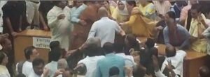 एमसीडी सदन में भारी हंगामा, महापौर के आसन पर फेंके कागज