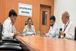 नए मतदाताओं के शिविरों के माध्यम से अधिक से अधिक फॉर्म प्राप्त करें : मुख्य निर्वाचन पदाधिकारी श्री झा
