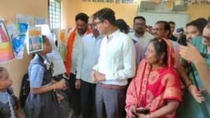 वित्त मंत्री  ओ.पी. चौधरी ने पंचपारा में विद्यार्थियों की प्रतिभा को सराहा